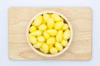 Ahşap kase üstten görünüm taze Ginkgo somun