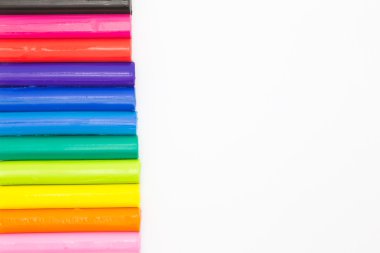 Gökkuşağı renkli çocuk kil beyaz bir arka plan üzerinde sopa