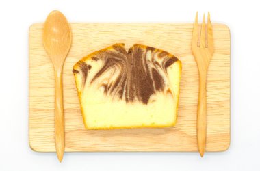 Ahşap tahta üzerinde mermer yumuşak tereyağı pasta