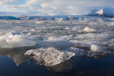 Dağ arka plan, İzlanda ile donmuş gölün güzel manzara