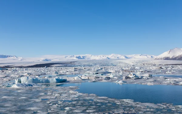 冬の終わりの間にアイスランドの南で凍った湖 — ストック写真