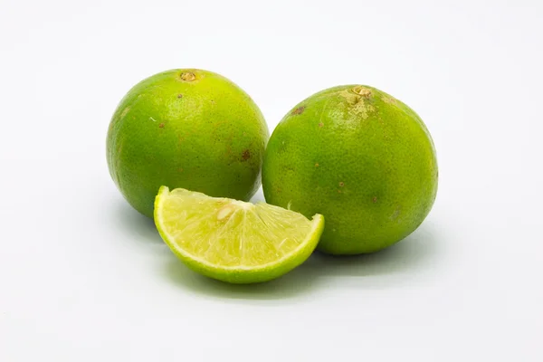 Limes vertes fraîches fruits et tranches — Photo