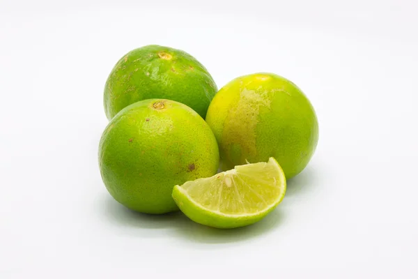 Świeże limonki na białym tle — Zdjęcie stockowe