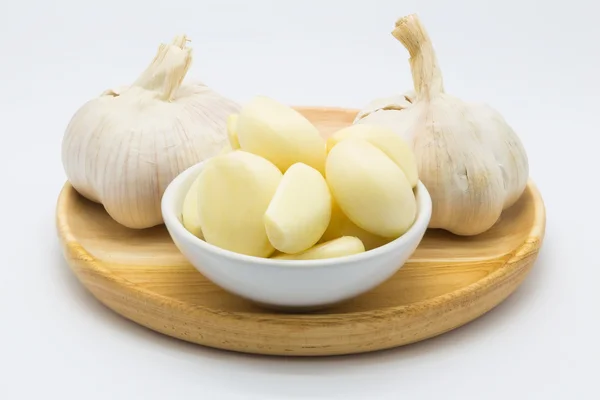 Verse knoflook op houten plaat klaar voor gekookt — Stockfoto