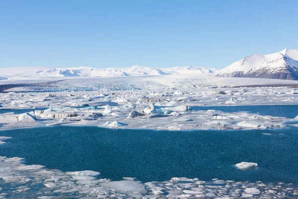 Paisagem de inverno com céu azul claro — Fotografia de Stock