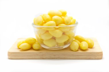 Ahşap plaka üzerinde cam kase haşlanmış ginkgo