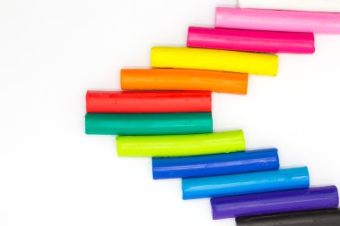 Birden çok renk çocuk oyuncağı kil beyaz arka plan üzerinde