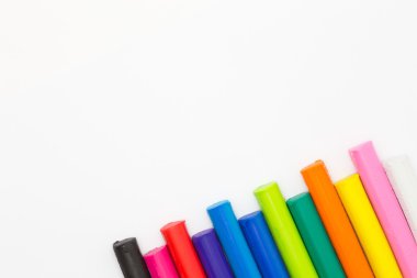 Çocuk birden çok renk kil beyaz arka plan üzerinde oynamak.