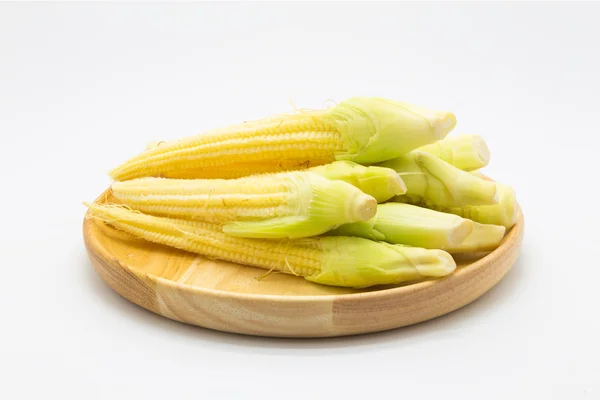 Свіжа дитяча кукурудза на дерев'яній тарілці — стокове фото
