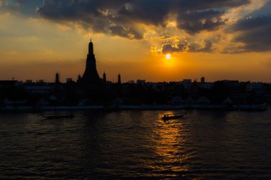 Gün batımı sırasında Arun Tapınağı siluet