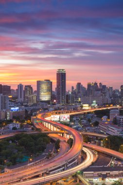 Bangkok şehir yüksekliği yol kavşağı ile güzel gökyüzü günbatımı sırasında