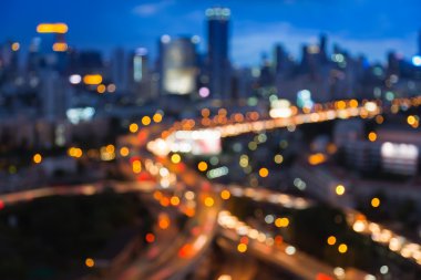 Şehir çevre yolu Kavşağı şehir backgroud ile bulanık bokeh ışıkları