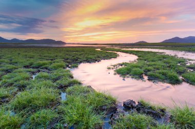 Güzel gün batımı arka plan ile katlama su yolu kapat