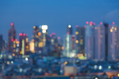 Soyut bulanık bokeh ışıklar, alacakaranlık sırasında şehir silueti