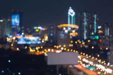 Bulanık bokeh ışıklar şehir yol ve bina arka plan geceleri
