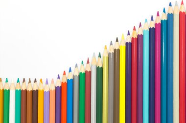 Multicolour beyaz arka plan üzerinde ahşap kalemler