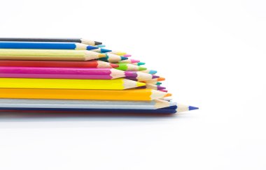 Beyaz arka plan üzerinde renkli ağaçlık kalem kümesi