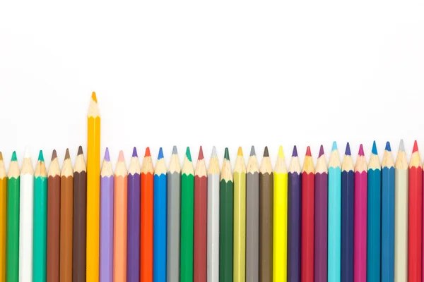 Cerrar línea de lápices de varios colores — Foto de Stock