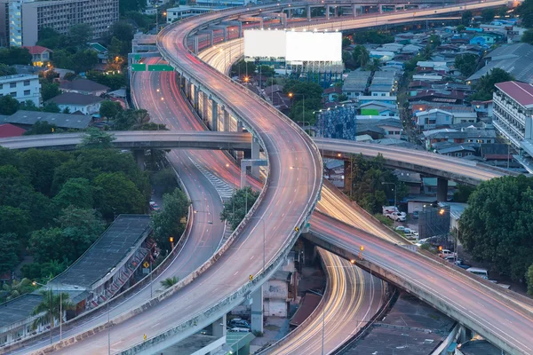 Motorväg korsningen lång exponering under upptagen timmar — Stockfoto