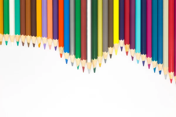 Colores arcoíris de lápices de madera sobre fondo blanco — Foto de Stock