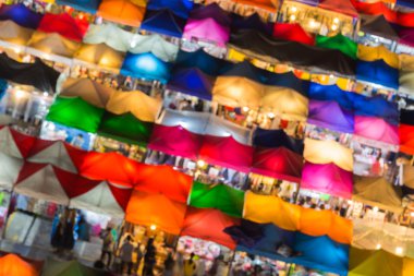 Renkli bulanık bokeh ışıklar, hafta sonu Pazar geceleri havadan görünümü