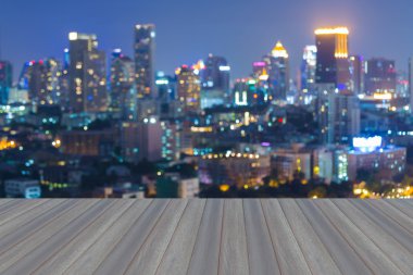 Soyut bulanık bokeh şehir ışıkları açık ahşap zemin