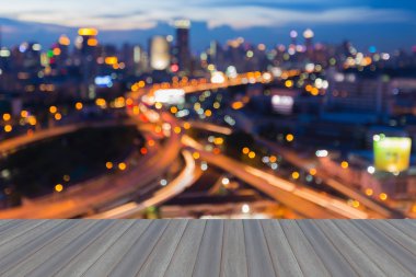 Bulanık bokeh şehir karayolu ile açık ahşap zemin