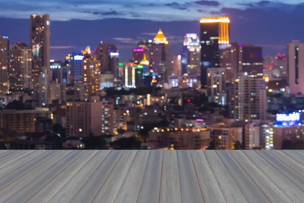 Ahşap zemin ile soyut bulanık bokeh Bangkok şehir ışıkları açma