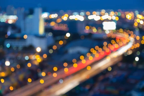 Suddig bokeh ljus staden highway böjd under upptagen timmar — Stockfoto