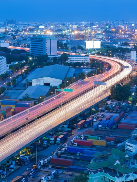 Crepuscolo della città autostrada curva lunga esposizione — Foto Stock