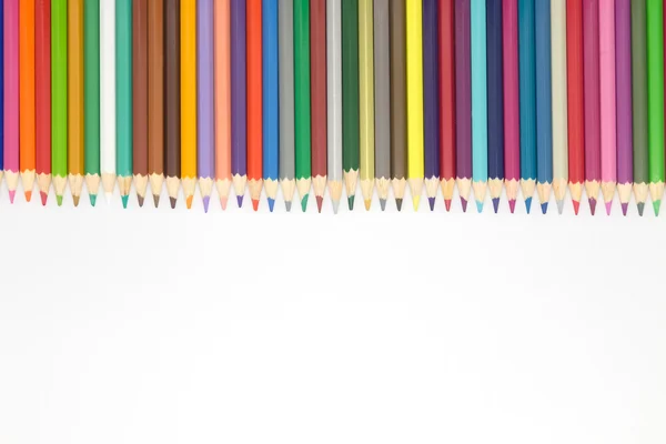 Objeto educativo, primer plano de múltiples lápices de color sobre fondo blanco —  Fotos de Stock