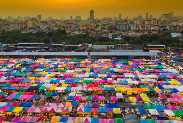 Vista aérea del mercado de pulgas de la ciudad o del mercado de fin de semana con fondo de parque empresarial de la ciudad —  Fotos de Stock