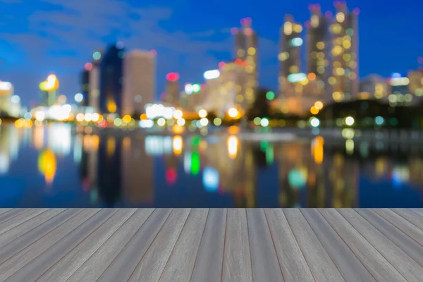 Opening wooden floor in Bangkok city park water front view, abstract blurred bokeh lights — Stock Photo, Image