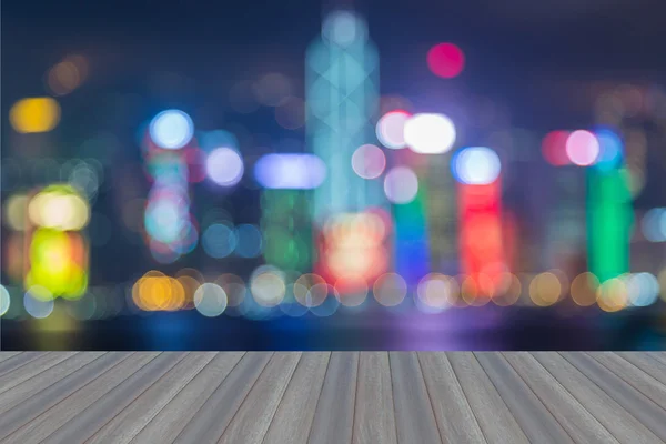 Soyut bulanık bokeh Hong Kong şehir ışıkları manzarası, alacakaranlık arka plan ile ahşap platform