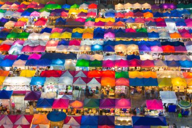 Bit pazarı havadan görünümü, birden fazla renk şemsiye kadar yakın güzelliği