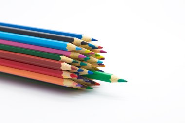 Beyaz arka plan üzerinde birden fazla renk ahşap kalem grubu