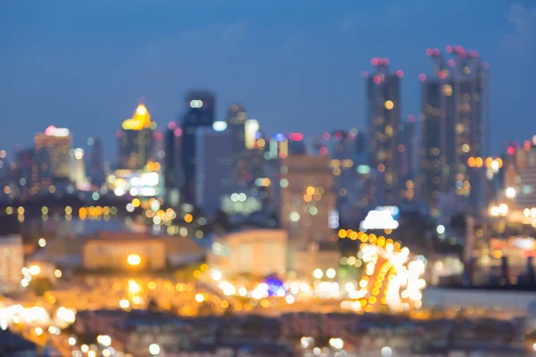 Bokeh flou plusieurs couleurs lumières de la ville pendant le crépuscule — Photo