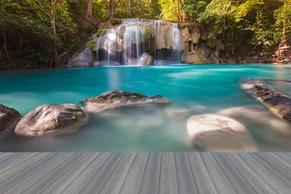 Abrindo chão de madeira, cachoeira floresta profunda no parque nacional — Fotografia de Stock