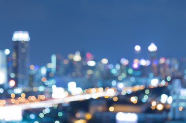 Soyut bulanık bokeh şehir şehir merkezinde alacakaranlık sırasında yol ile