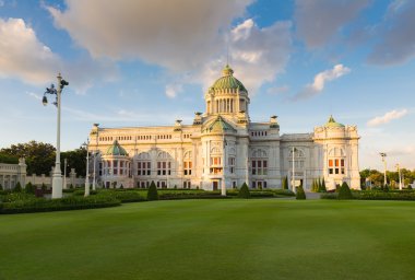 Kraliyet Dusit Sarayı Ananta Samakhom taht salonu Tayland beyaz evde