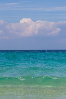 Güzel bir sahil, deniz ve gökyüzü manzarası