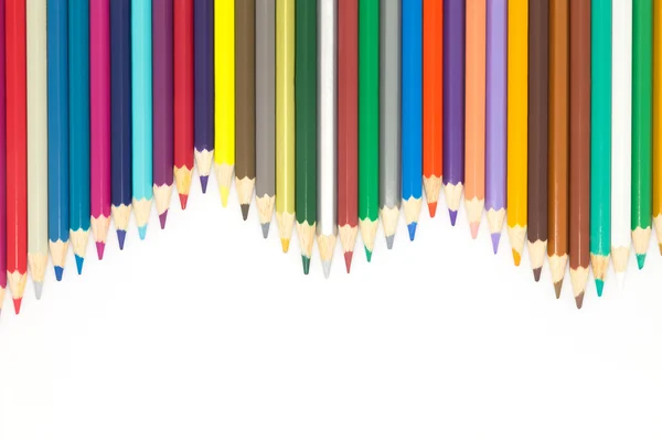 Forrado de múltiples colores lápices de madera sobre fondo blanco — Foto de Stock