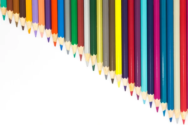 Línea de lápices de madera de colores mixtos en blanco — Foto de Stock