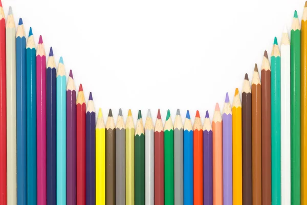 Línea de lápices de madera de múltiples colores en blanco — Foto de Stock