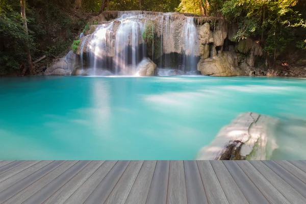 Abrindo chão de madeira, bela cachoeira no parque nacional da floresta profunda — Fotografia de Stock
