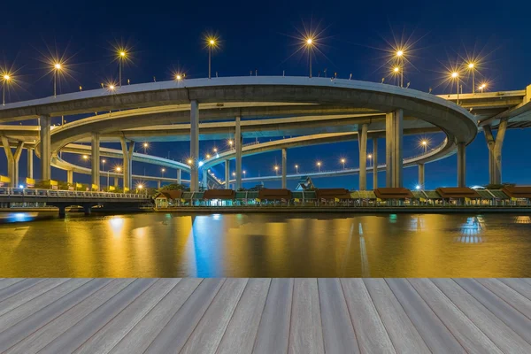 Opening houten vloer, water vooraanzicht van Bangkok ringweg viaduct — Stockfoto