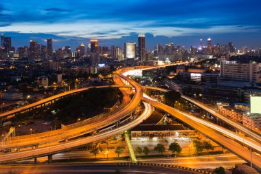 Alacakaranlık şehir otoyol gelmek uzun pozlama