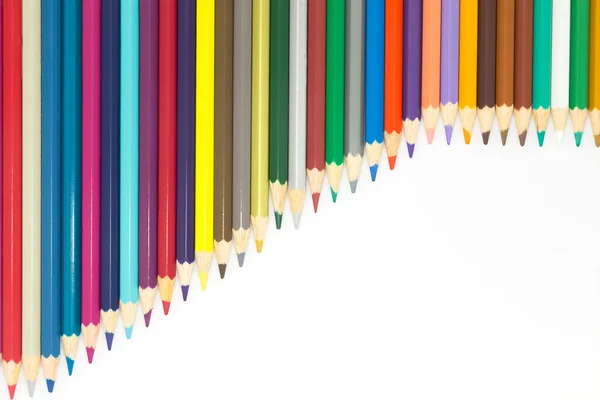 Colores arcoiris de lápices de colores mixtos sobre fondo blanco — Foto de Stock