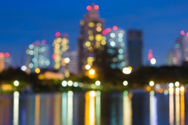 Soyut bulanık bokeh şehir ışıkları gece görünümü su yansıması ile