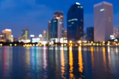 Soyut bulanık bokeh, ofis binası su yansıması ile